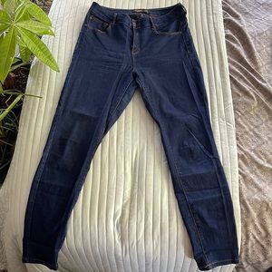 Size 9/29. Nice pocket shape